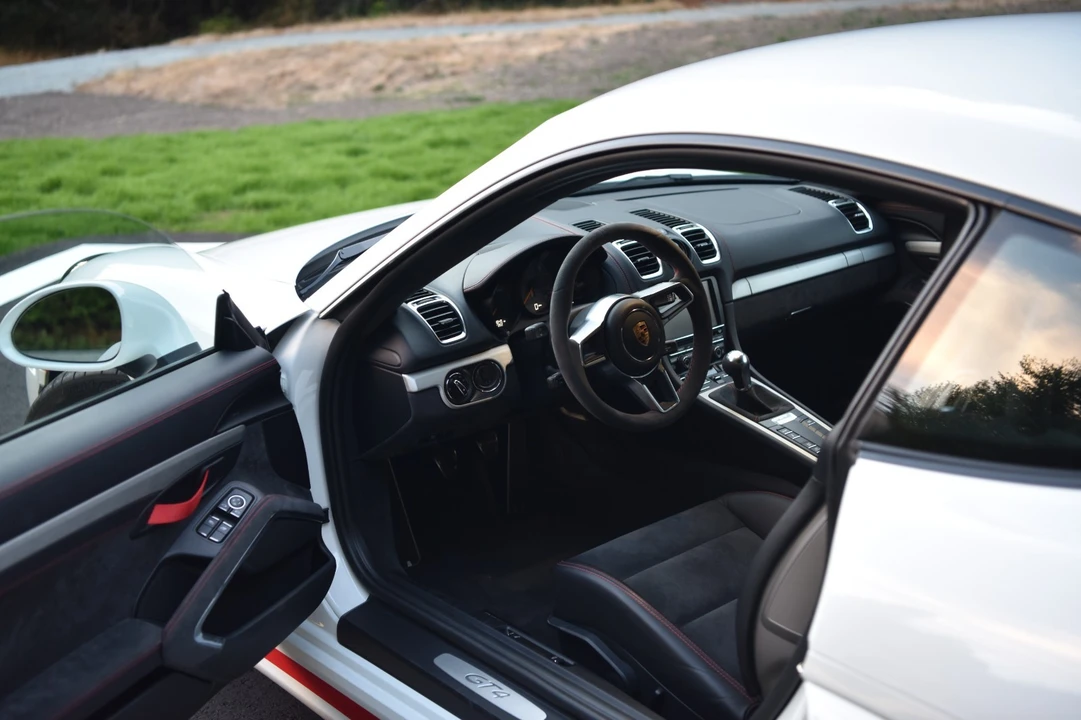 2016 Porsche 981 Cayman GT4 - Image 8 of 18