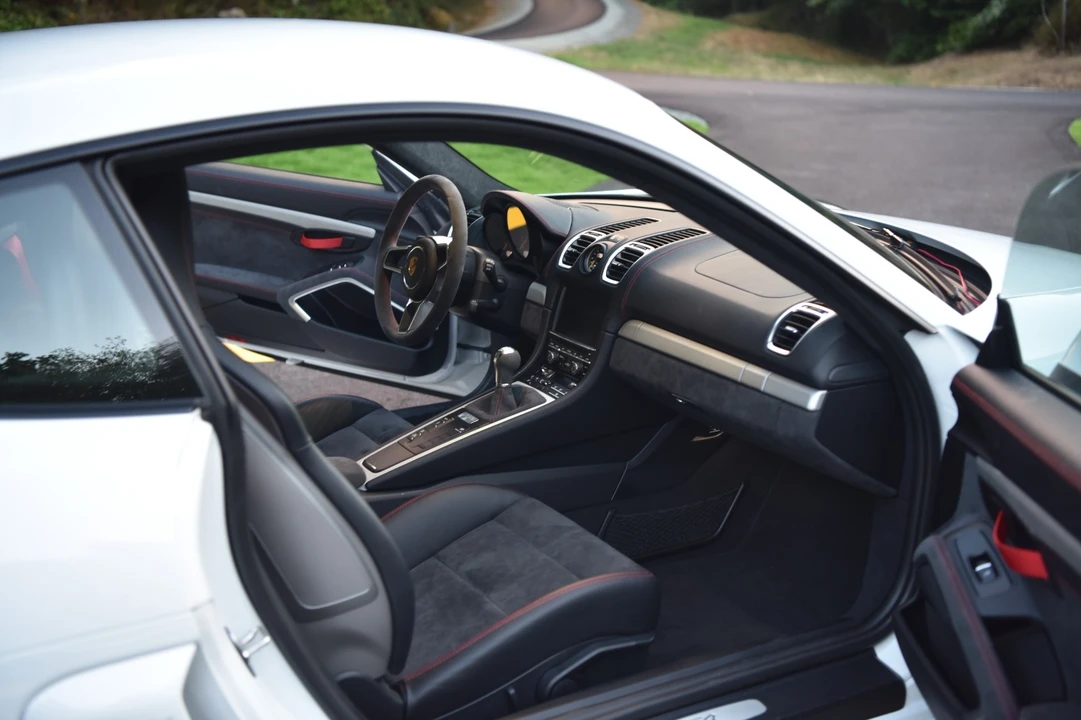 2016 Porsche 981 Cayman GT4 - Image 9 of 18