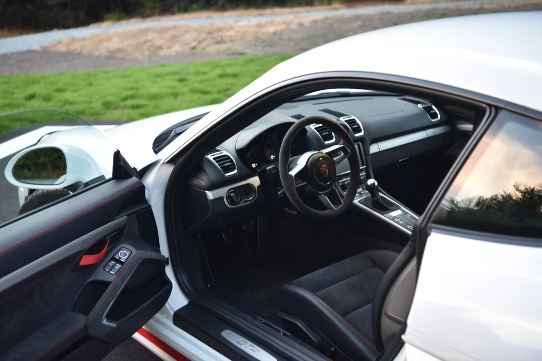 2016 Porsche 981 Cayman GT4 - Image 7 of 18
