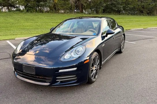 2016 Porsche Panamera 4 Edition