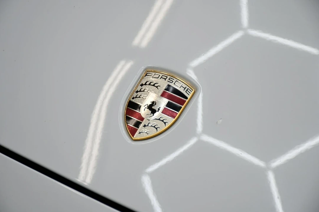 2016 Porsche - Image 2 of 31