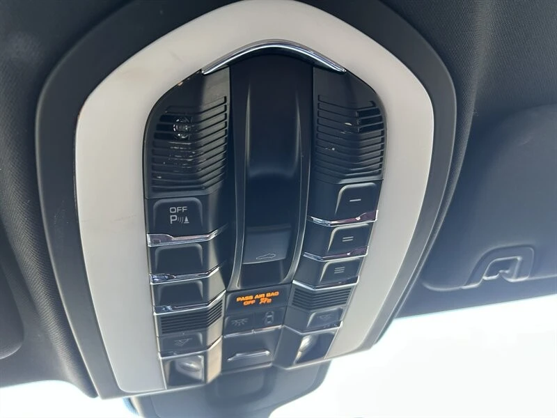 2016 Porsche Panamera - Image 27 of 31