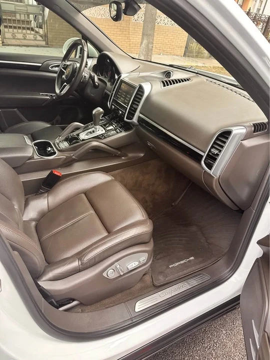2016 Porsche 958 Cayenne - Image 12 of 16