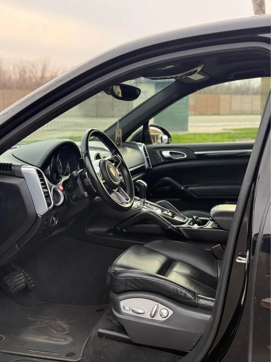 2016 Porsche 958 Cayenne - Image 4 of 16