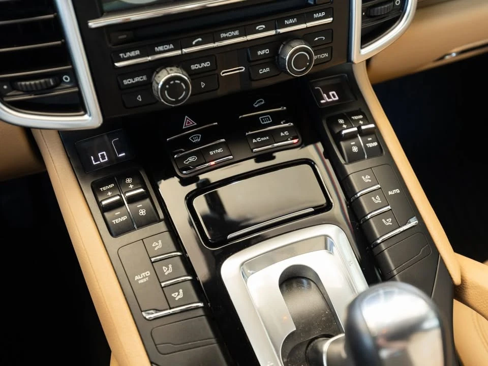 2016 Porsche 958 Cayenne - Image 13 of 18