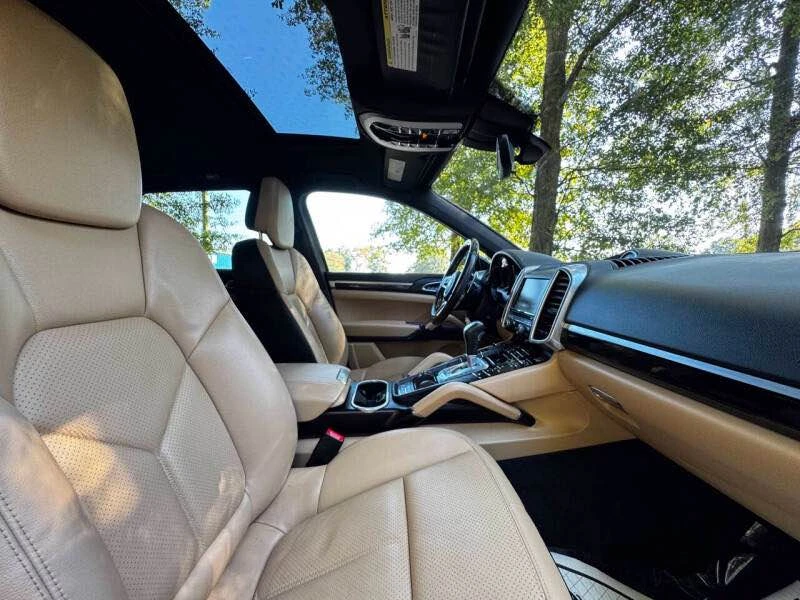 2016 Porsche 958 Cayenne - Image 9 of 17