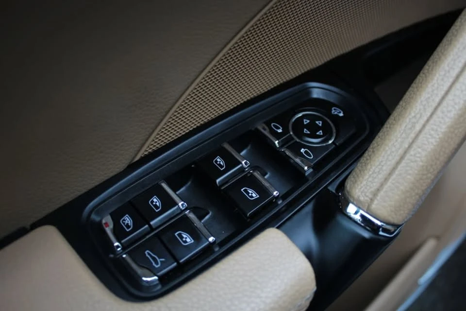 2016 Porsche 958 Cayenne - Image 11 of 20