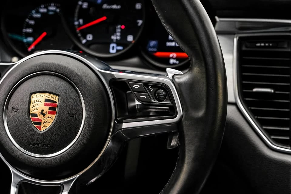 2016 Porsche Macan - Image 18 of 19