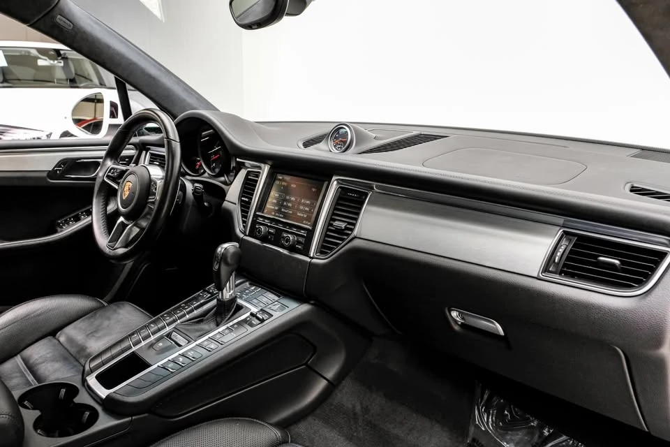 2016 Porsche Macan - Image 13 of 19