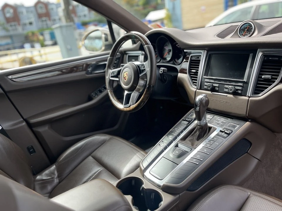 2016 Porsche Macan - Image 14 of 20