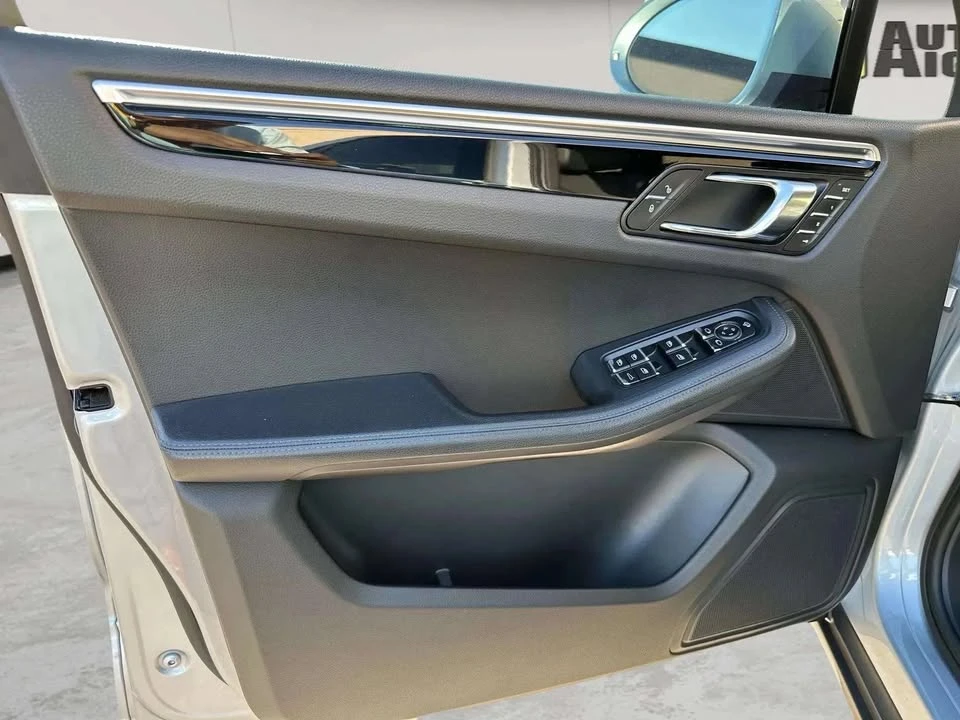 2016 Porsche Macan - Image 18 of 20