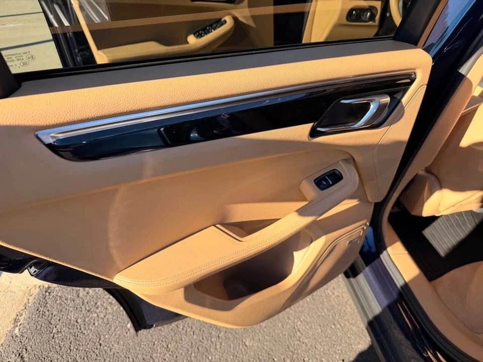 2016 Porsche Macan - Image 18 of 20
