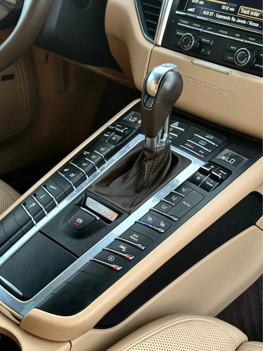 2016 Porsche Macan - Image 18 of 20