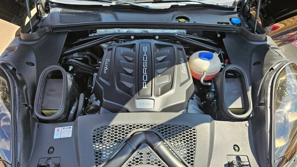 2016 Porsche Macan Turbo - Image 18 of 19