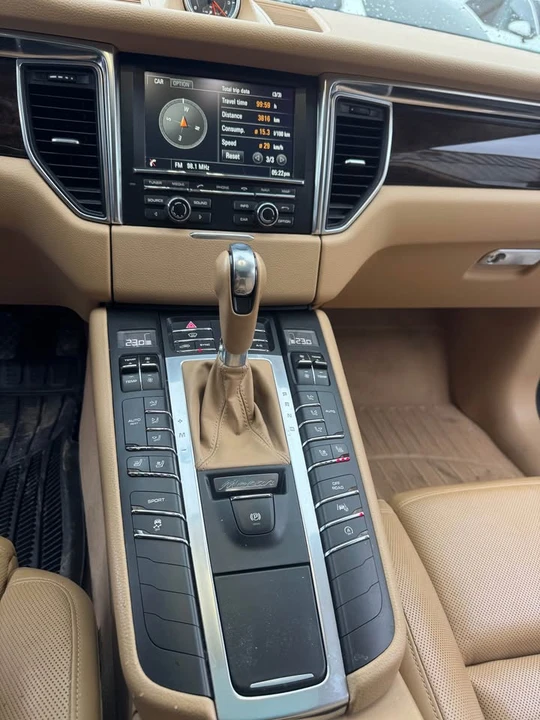 2016 Porsche Macan - Image 7 of 15