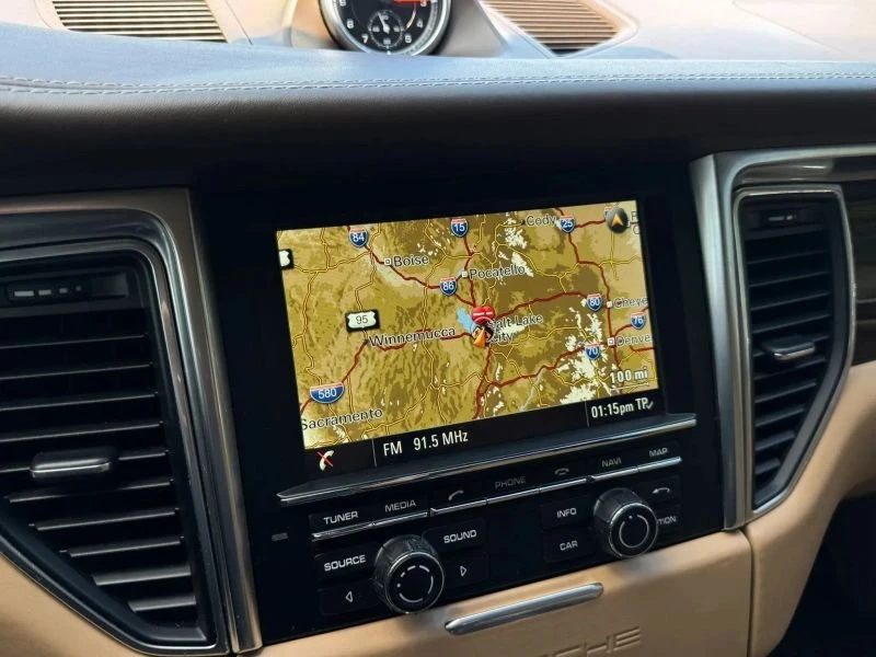 2016 Porsche Macan - Image 9 of 20