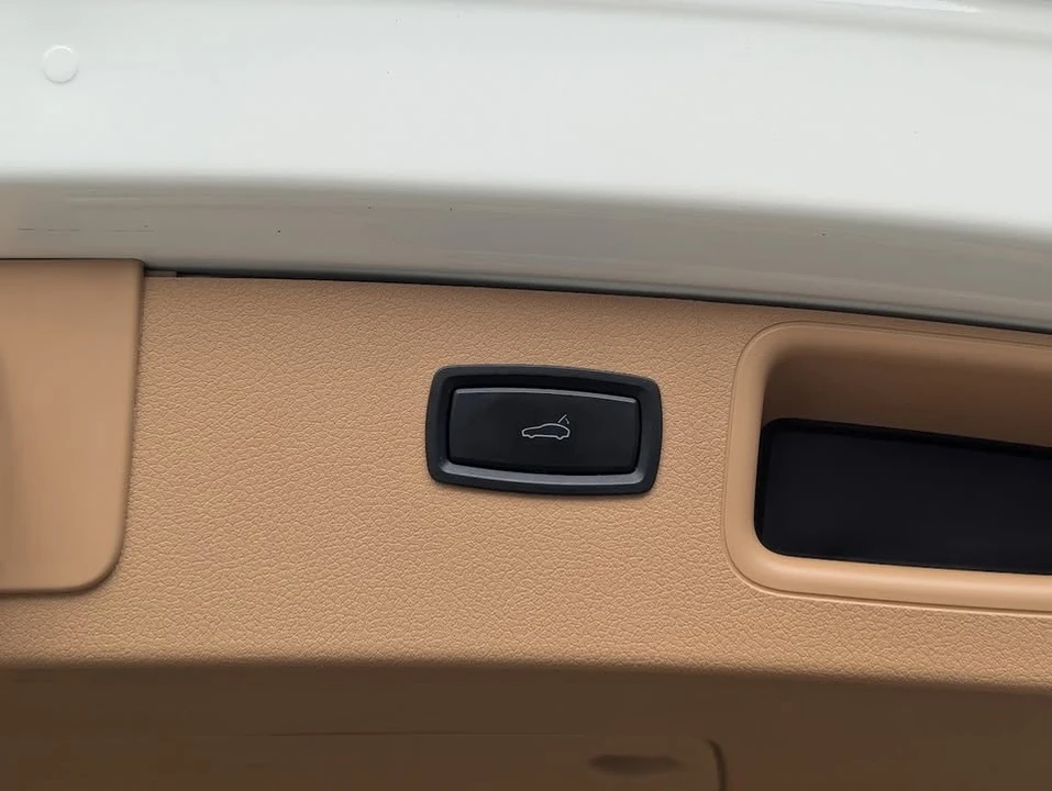 2016 Porsche Macan - Image 15 of 20