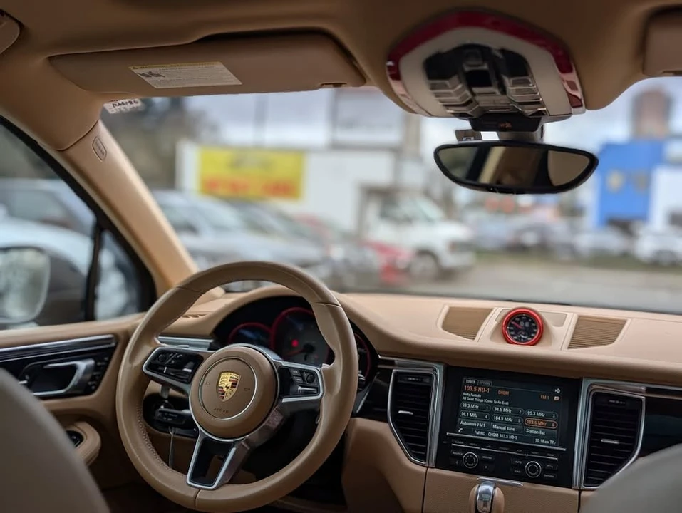 2016 Porsche Macan - Image 17 of 20