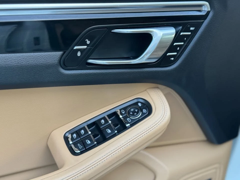 2016 Porsche Macan - Image 13 of 20