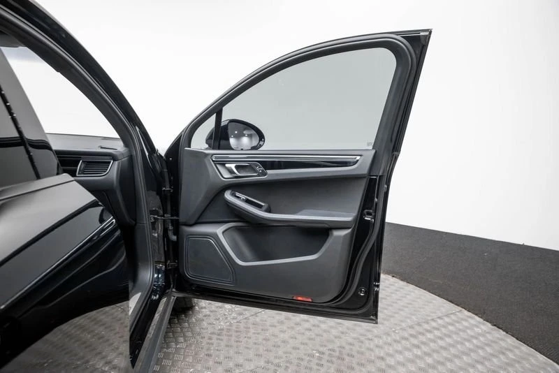 2016 Porsche Macan - Image 11 of 20