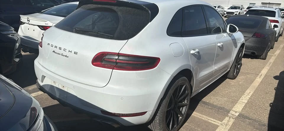 2016 Porsche Macan - Image 3 of 4
