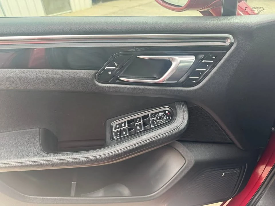 2016 Porsche Macan - Image 18 of 20