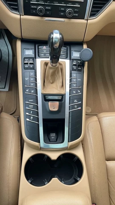 2016 Porsche Macan - Image 11 of 20