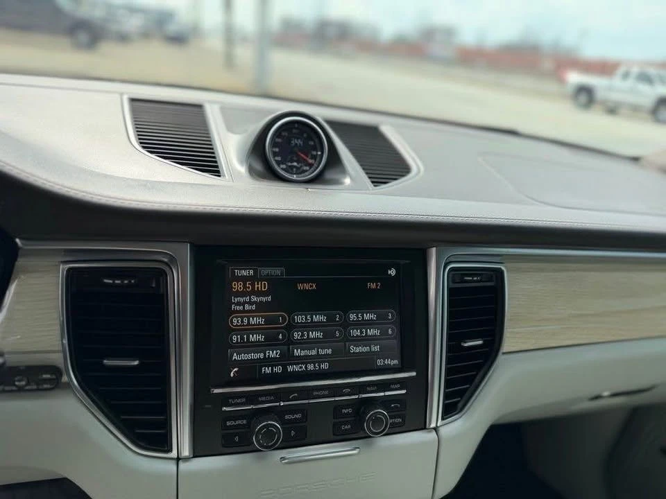 2016 Porsche Macan Turbo - Image 16 of 20