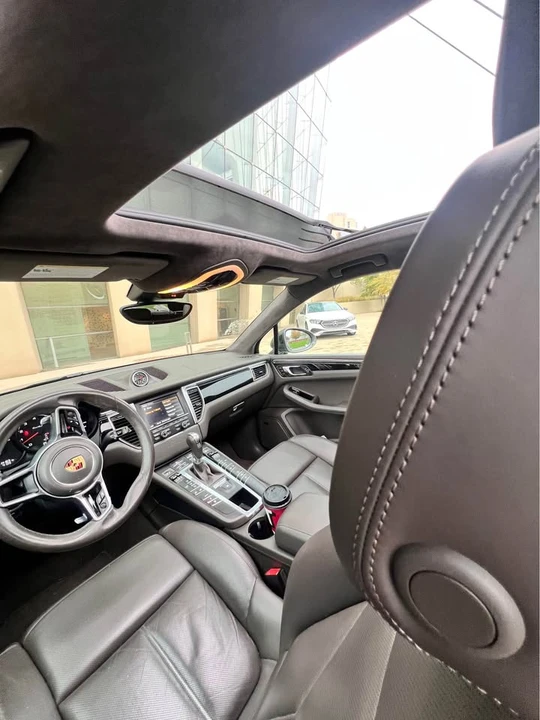 2016 Porsche Macan Turbo - Image 17 of 19