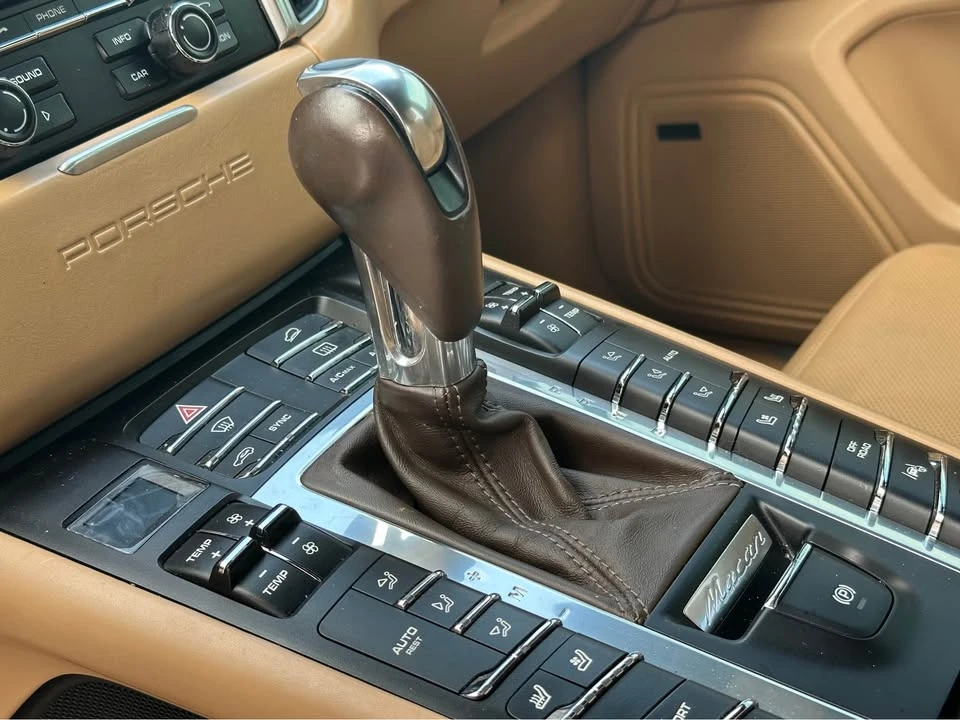 2016 Porsche Macan Turbo - Image 15 of 16