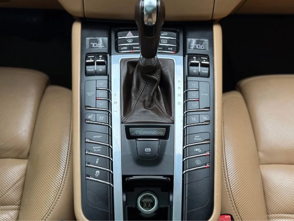 2016 Porsche Macan Turbo - Image 13 of 19