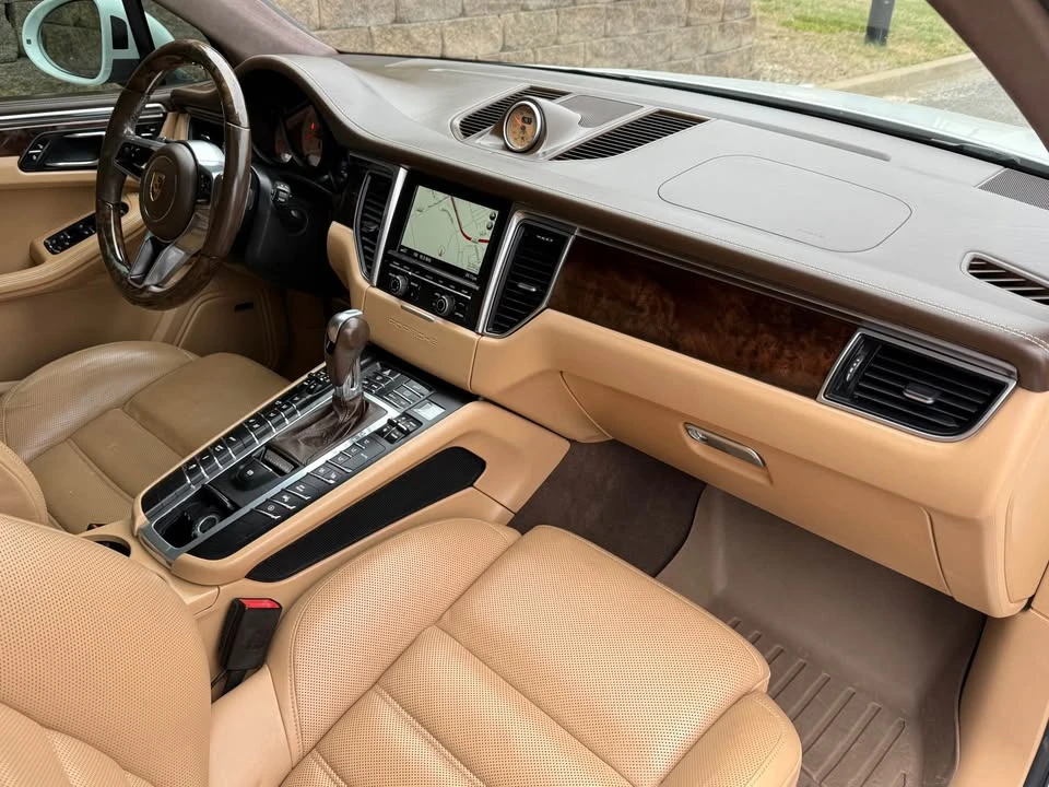 2016 Porsche Macan Turbo - Image 18 of 19
