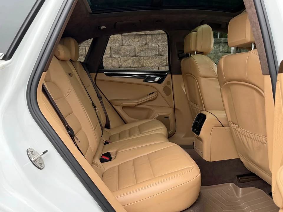 2016 Porsche Macan Turbo - Image 16 of 20
