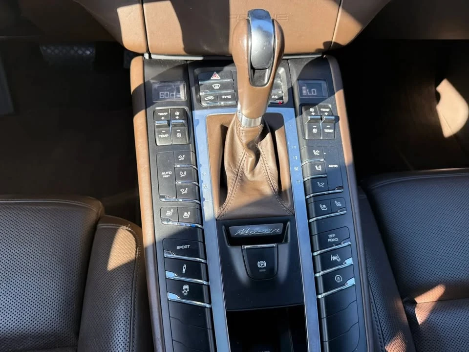 2016 Porsche Macan Turbo - Image 15 of 18
