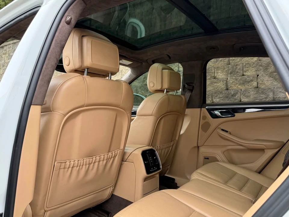 2016 Porsche Macan Turbo - Image 12 of 20