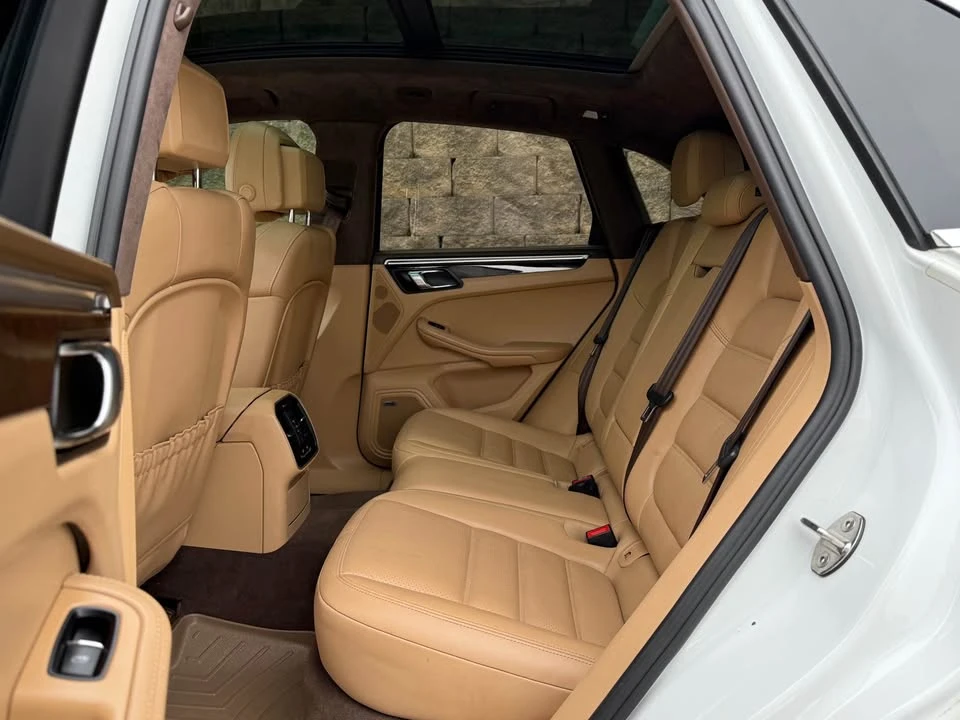 2016 Porsche Macan Turbo - Image 11 of 20