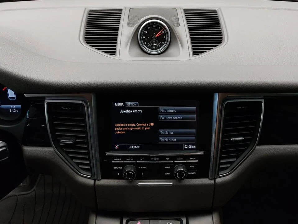 2016 Porsche Macan - Image 9 of 10