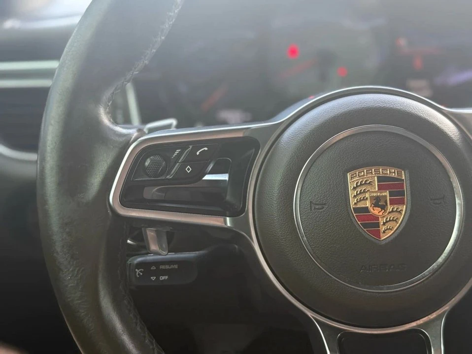 2016 Porsche Macan - Image 18 of 20
