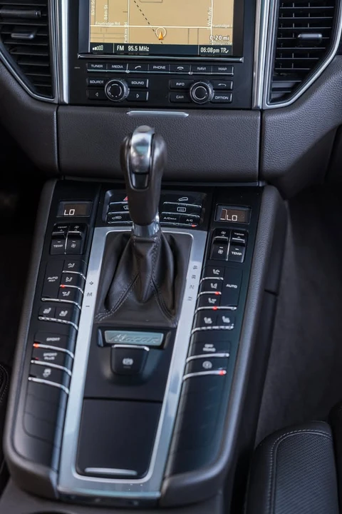 2016 Porsche Macan - Image 15 of 19