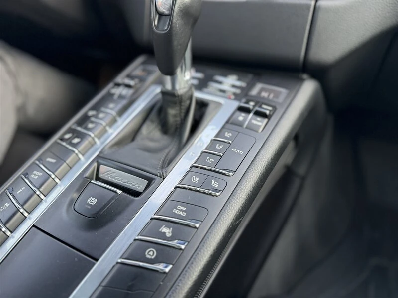 2016 Porsche Macan Turbo - Image 18 of 19