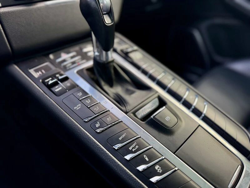 2016 Porsche Macan Turbo - Image 17 of 19