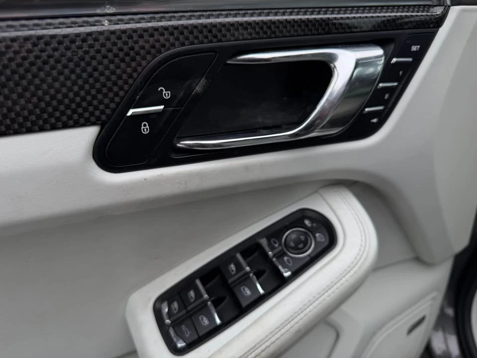2016 Porsche Macan Turbo - Image 17 of 19