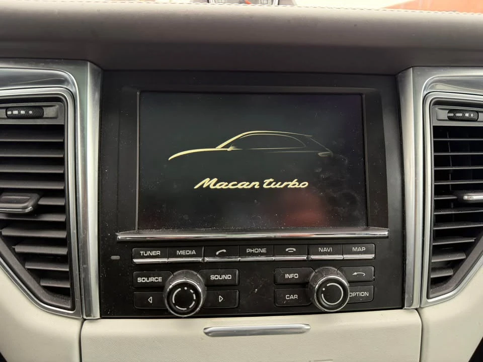 2016 Porsche Macan Turbo - Image 9 of 19