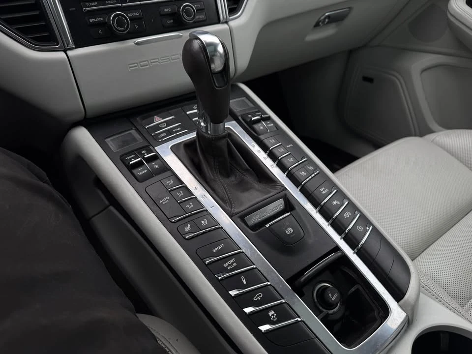 2016 Porsche Macan Turbo - Image 16 of 19