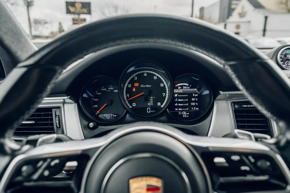 2016 Porsche Macan Turbo - Image 18 of 19