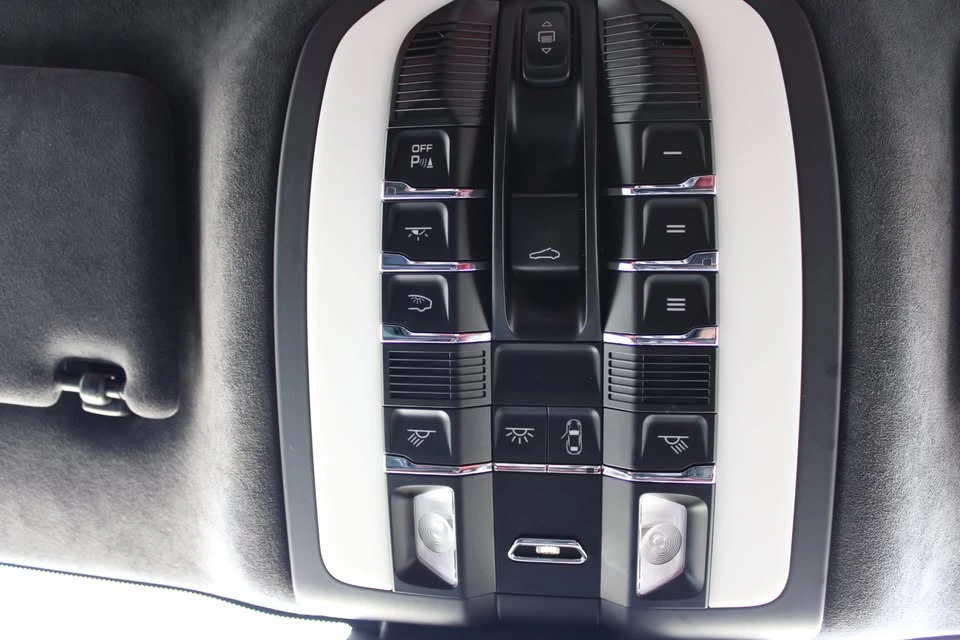 2016 Porsche Macan Turbo - Image 16 of 19