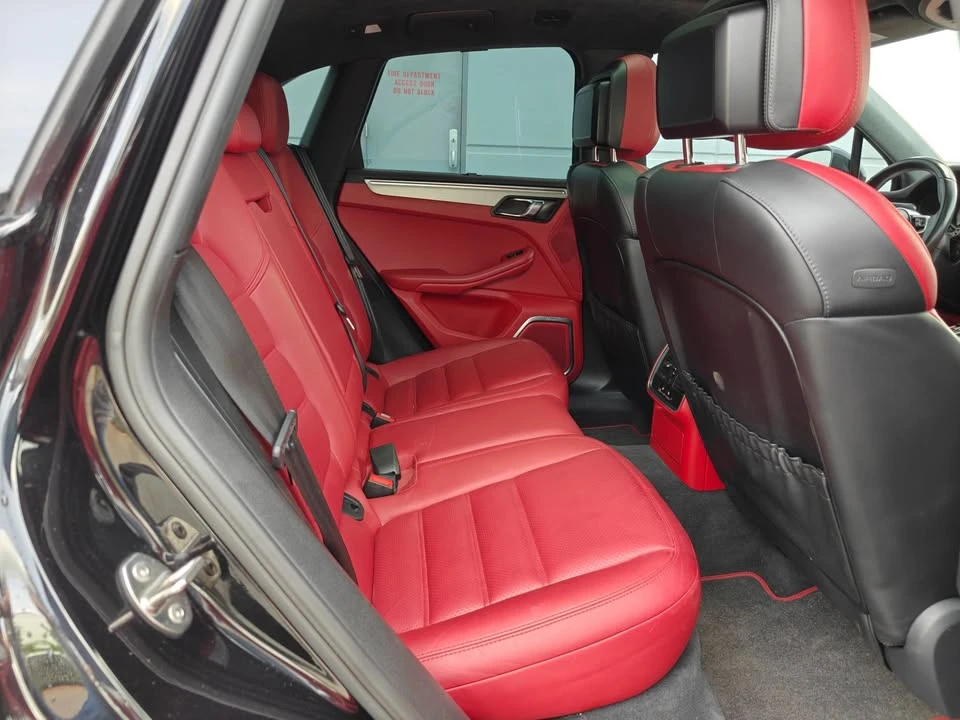 2016 Porsche Macan Turbo - Image 18 of 20