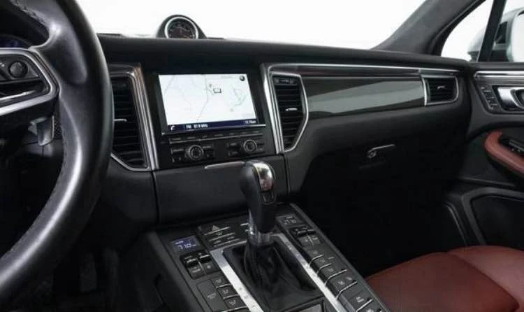 2016 Porsche Macan Turbo - Image 15 of 17