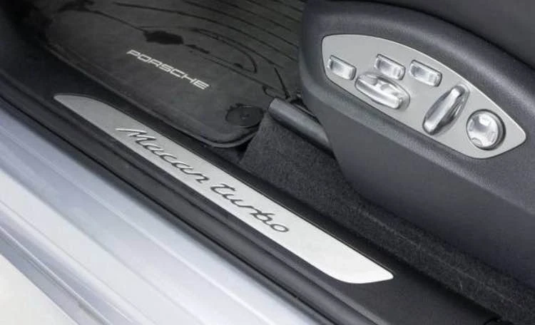2016 Porsche Macan Turbo - Image 16 of 17
