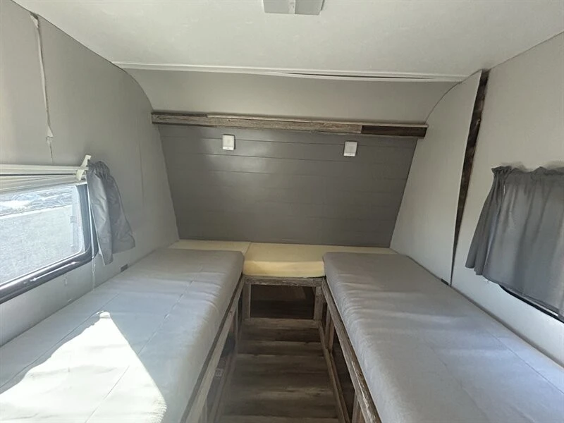 2016 - Image 18 of 21